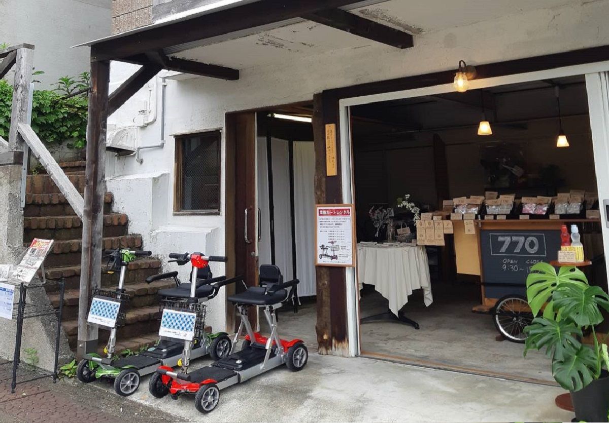 富山県高岡市の国宝・勝興寺の参道でJOYカートレンタルが始まりました。