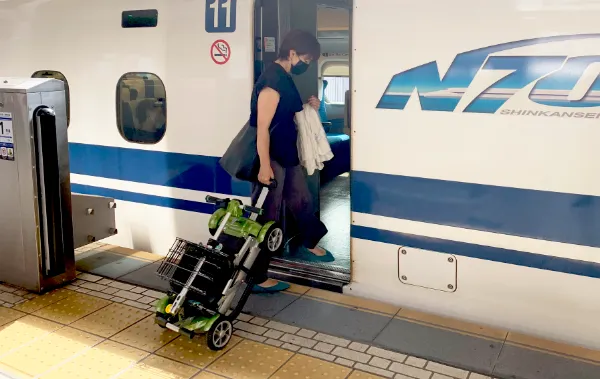 駅でJOYカートを利用する様子